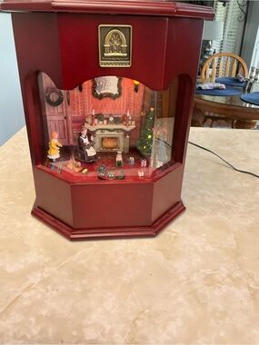 Thomas Pacconi Christmas Scene Tin Record Player with 6 discs